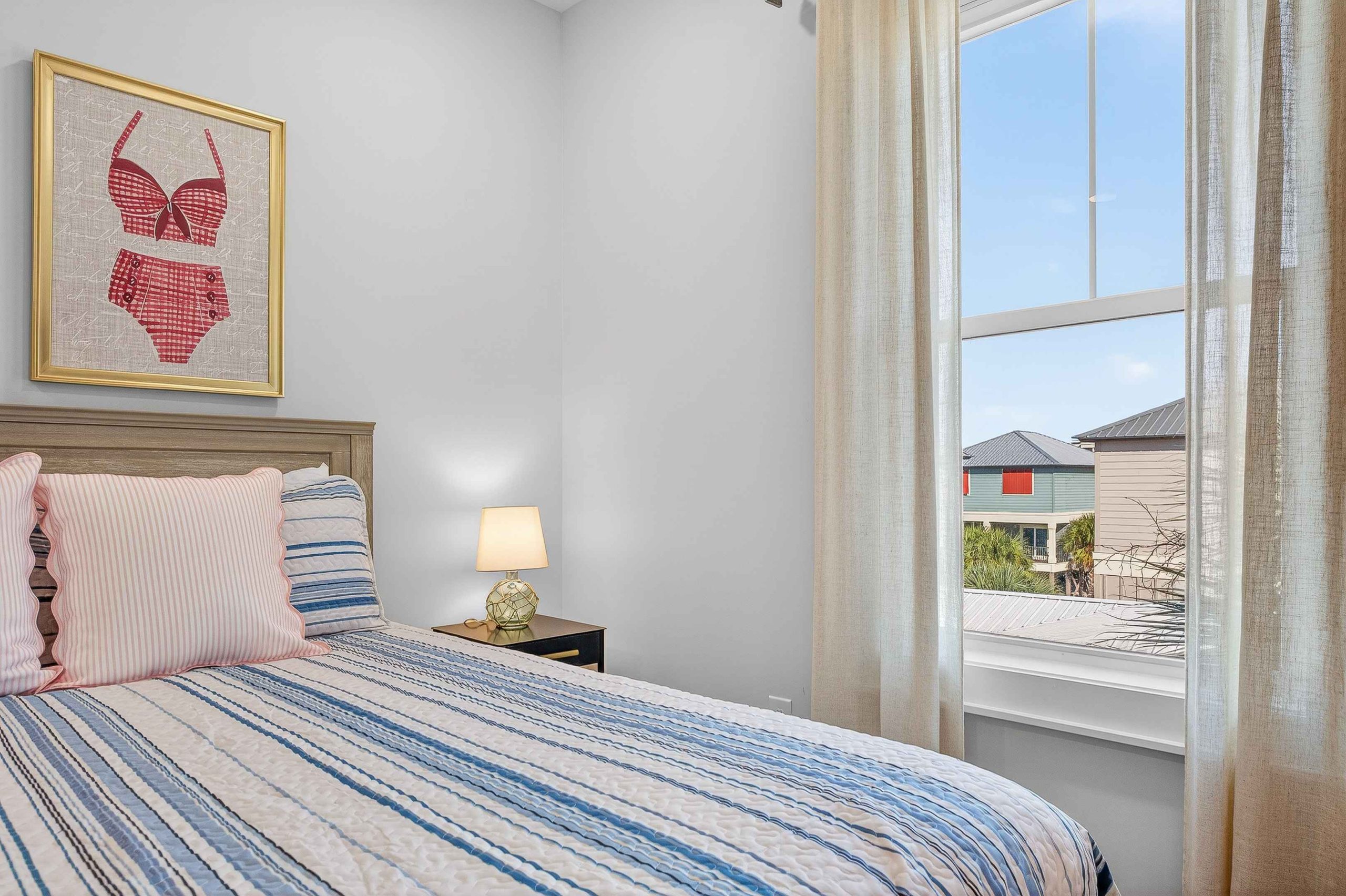 Bedroom 4 : Queen Bed (Ensuite Bathroom)